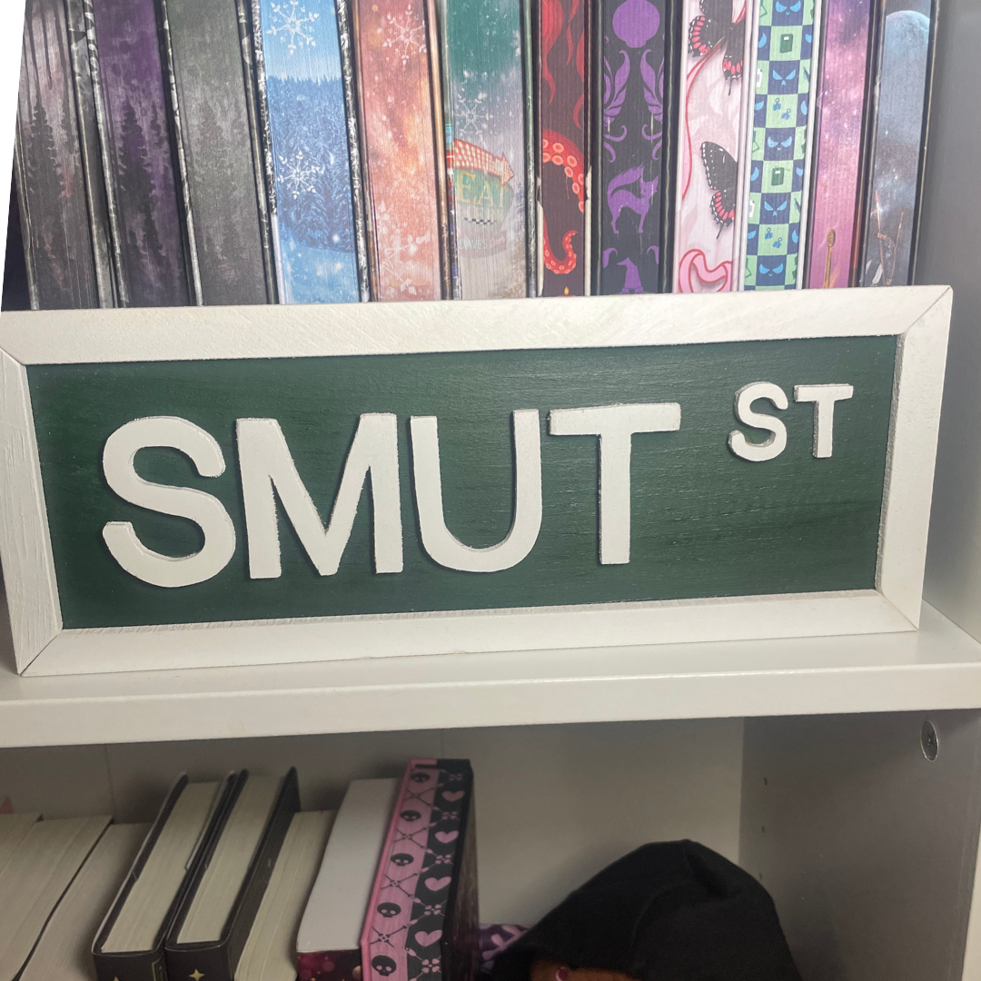 Smut St Wooden Bookshelf Sign