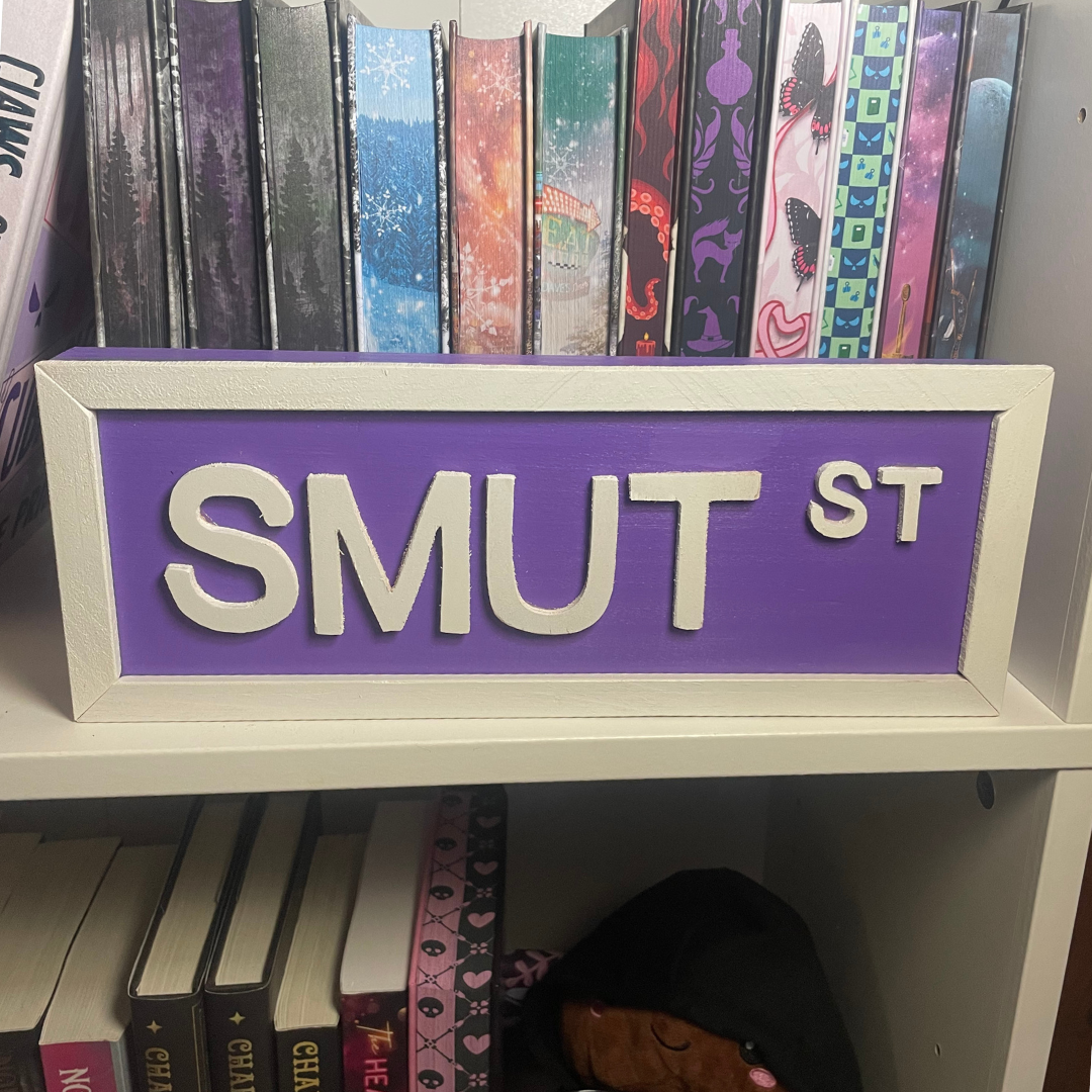 Smut St Wooden Bookshelf Sign