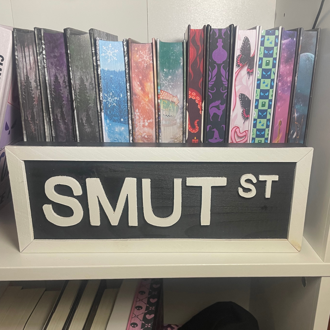 Smut St Wooden Bookshelf Sign